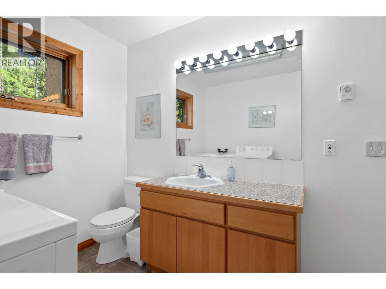 9245 Paradise Road, Kelowna, BC - Indoor Photo Showing Bathroom