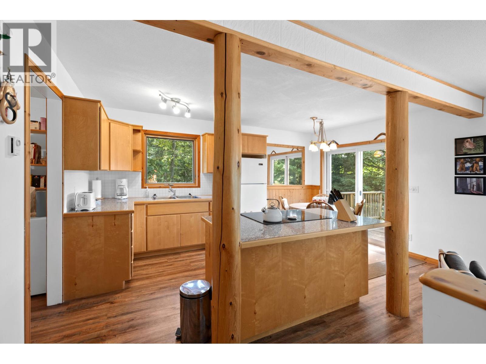 9245 Paradise Road, Kelowna, BC - Indoor Photo Showing Kitchen
