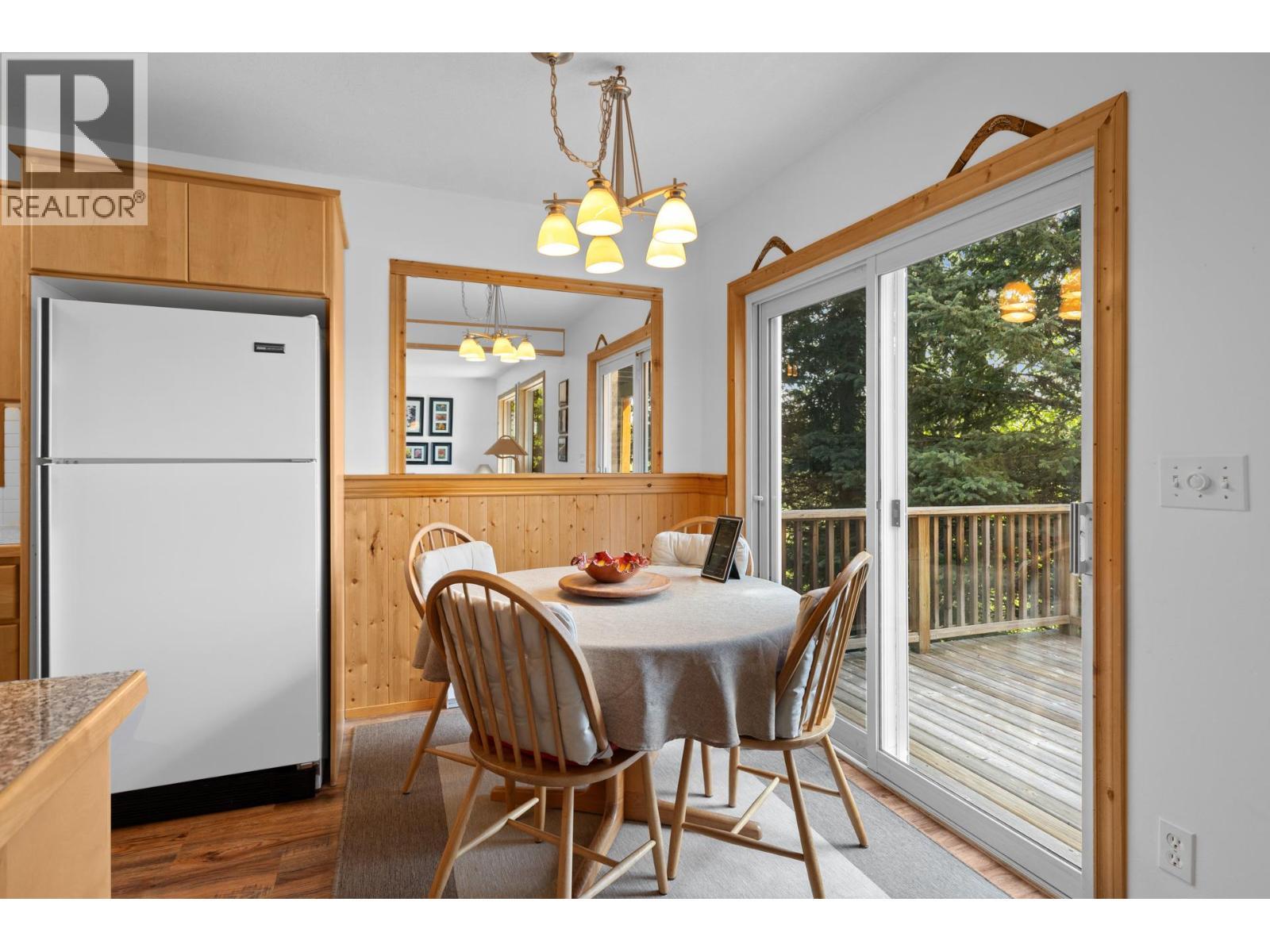 9245 Paradise Road, Kelowna, BC - Indoor Photo Showing Dining Room