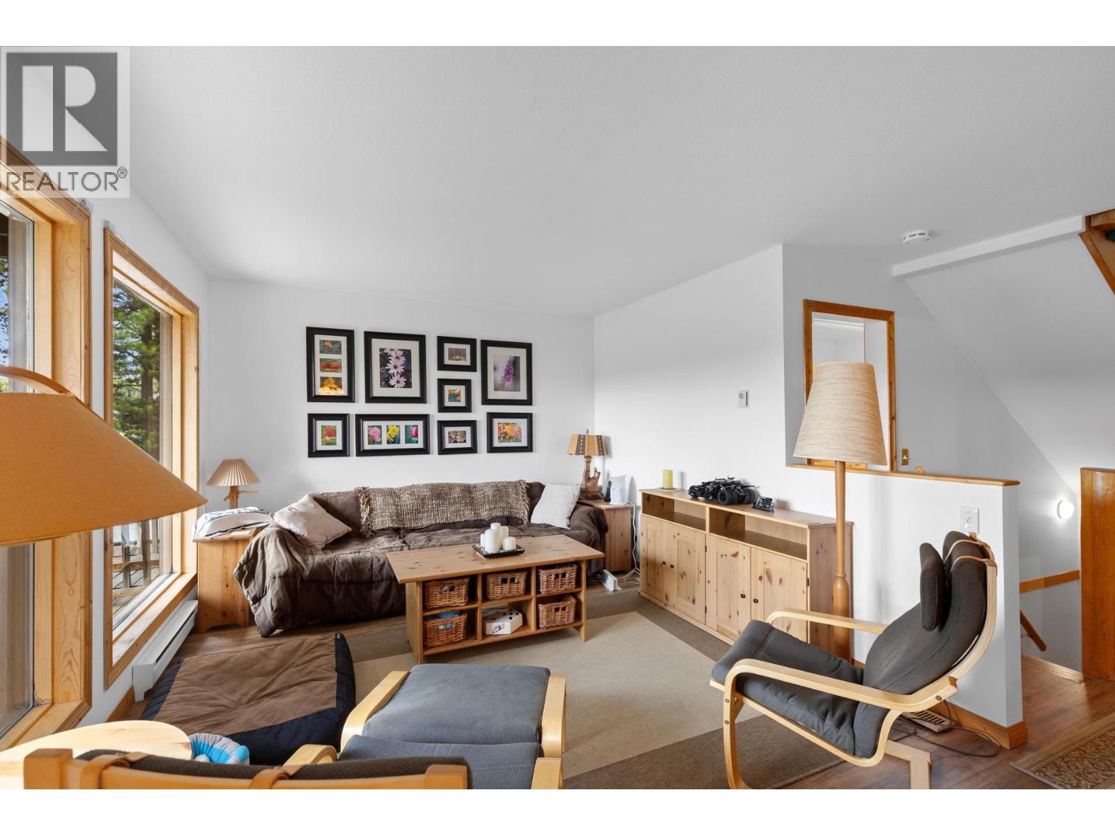 9245 Paradise Road, Kelowna, BC - Indoor Photo Showing Living Room