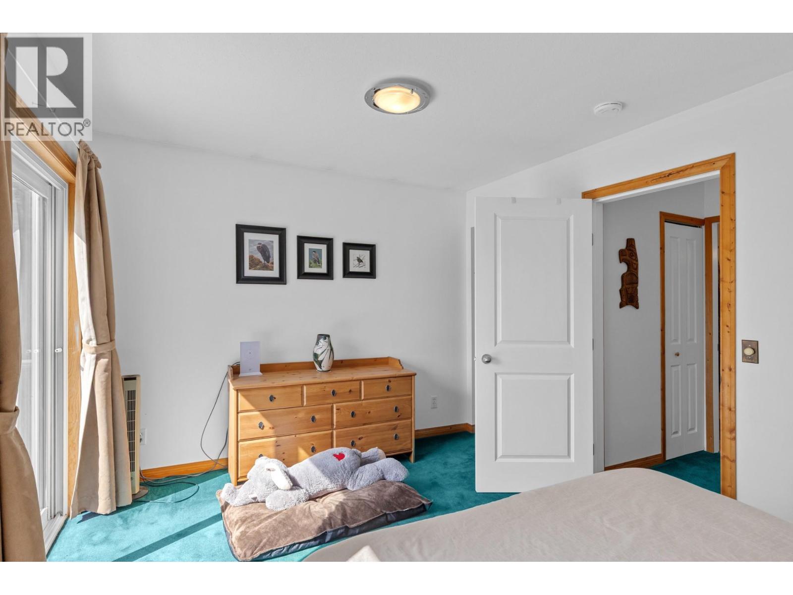 9245 Paradise Road, Kelowna, BC - Indoor Photo Showing Bedroom