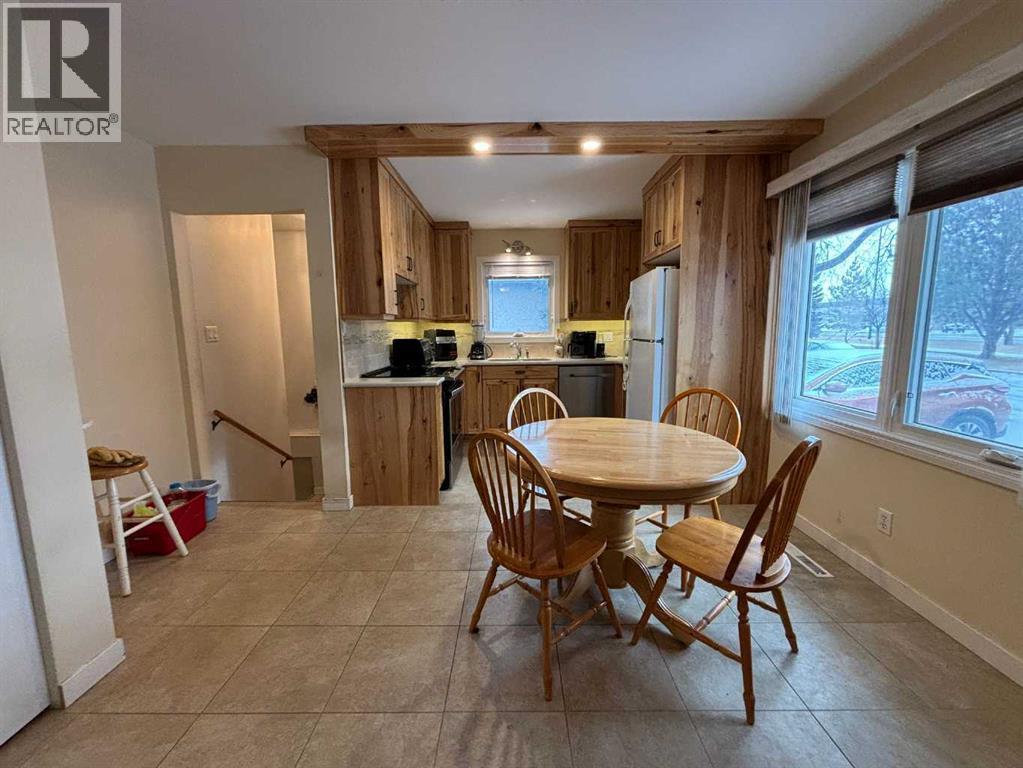 2407 5 Avenue N, Lethbridge, AB - Indoor Photo Showing Dining Room