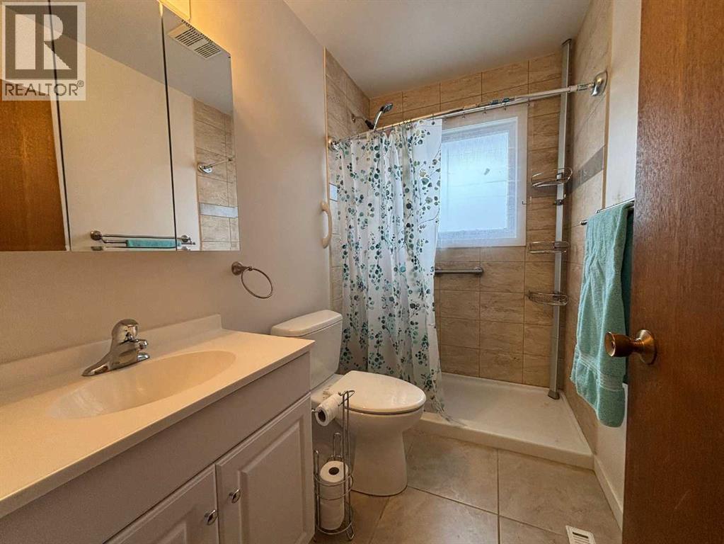 2407 5 Avenue N, Lethbridge, AB - Indoor Photo Showing Bathroom