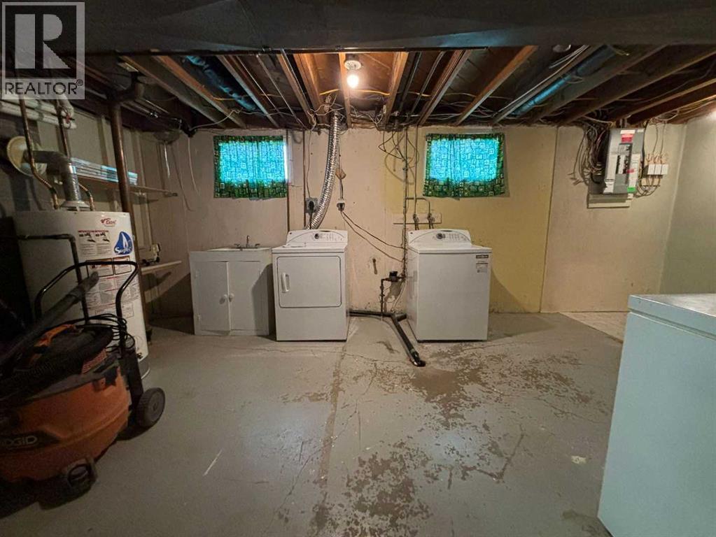 2407 5 Avenue N, Lethbridge, AB - Indoor Photo Showing Laundry Room