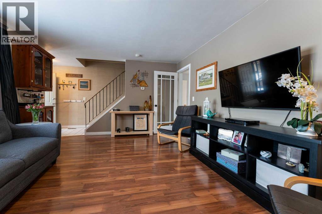 127 Shawmeadows Close Sw, Calgary, AB - Indoor Photo Showing Living Room