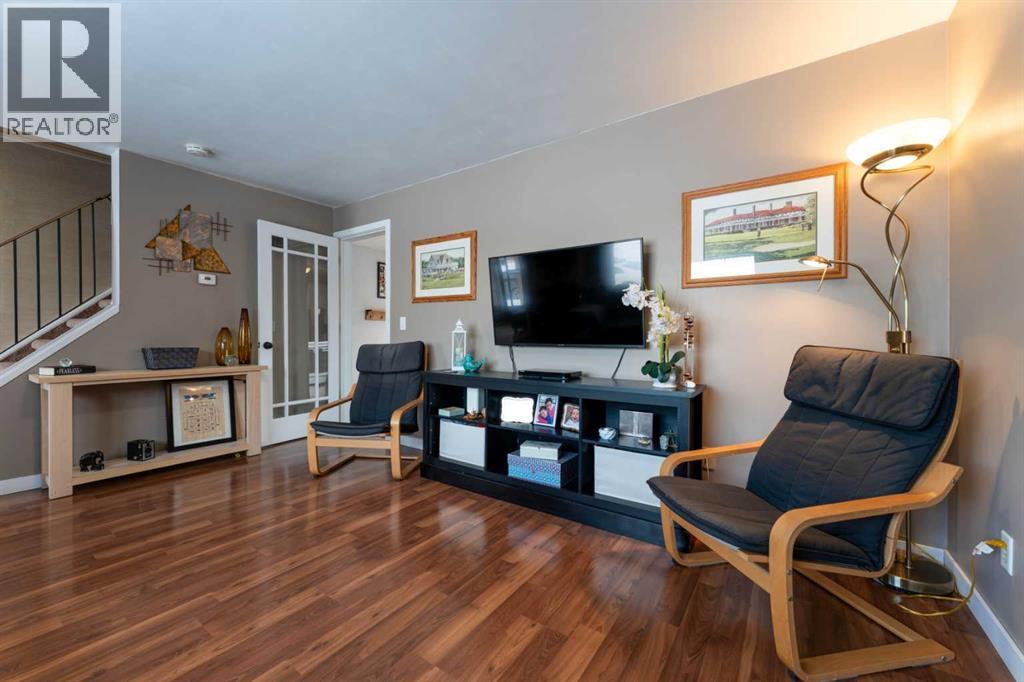 127 Shawmeadows Close Sw, Calgary, AB - Indoor Photo Showing Living Room