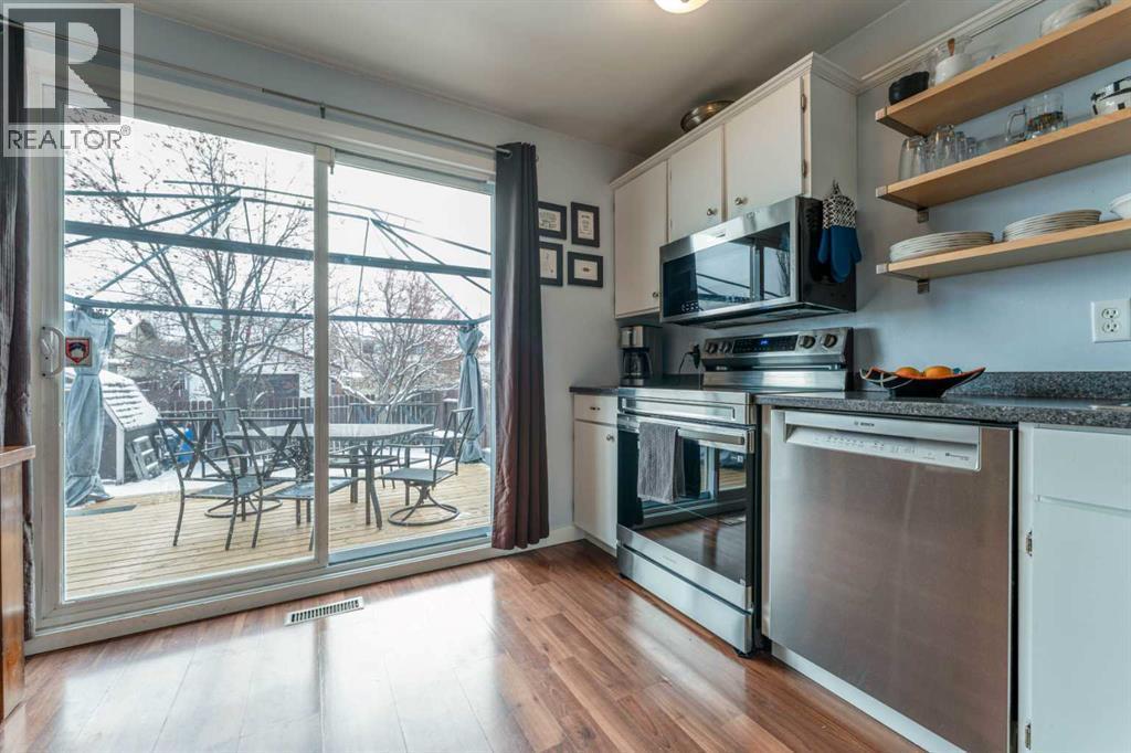 127 Shawmeadows Close Sw, Calgary, AB - Indoor Photo Showing Kitchen