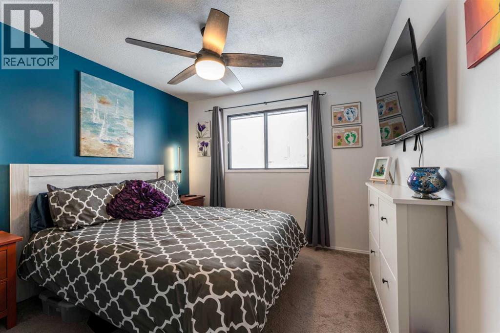 127 Shawmeadows Close Sw, Calgary, AB - Indoor Photo Showing Bedroom