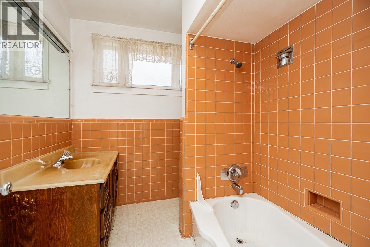 2212 Old Dollarton Road, North Vancouver, BC