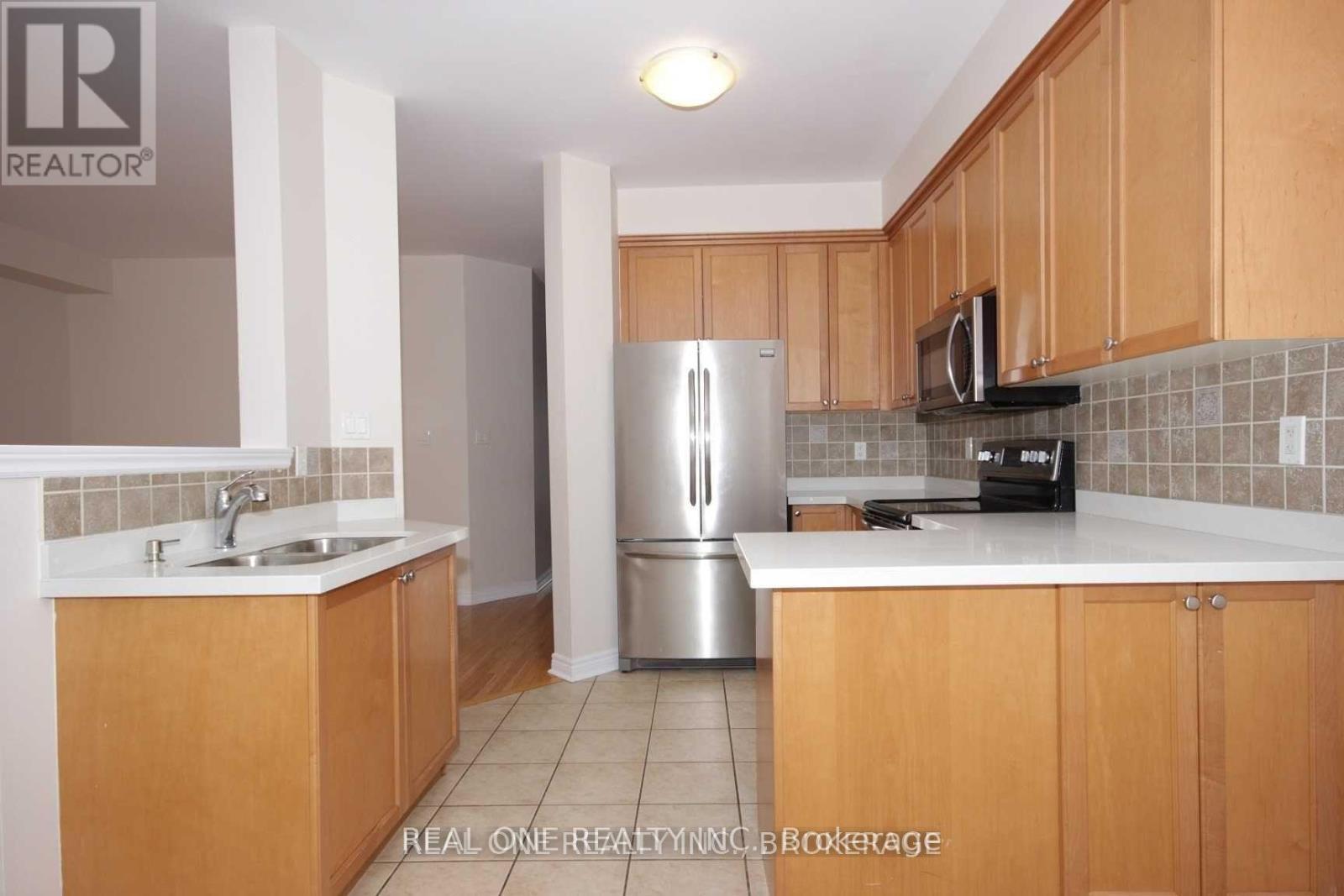 116 Mistywood Crescent, Vaughan, ON - Indoor Photo Showing Kitchen With Double Sink