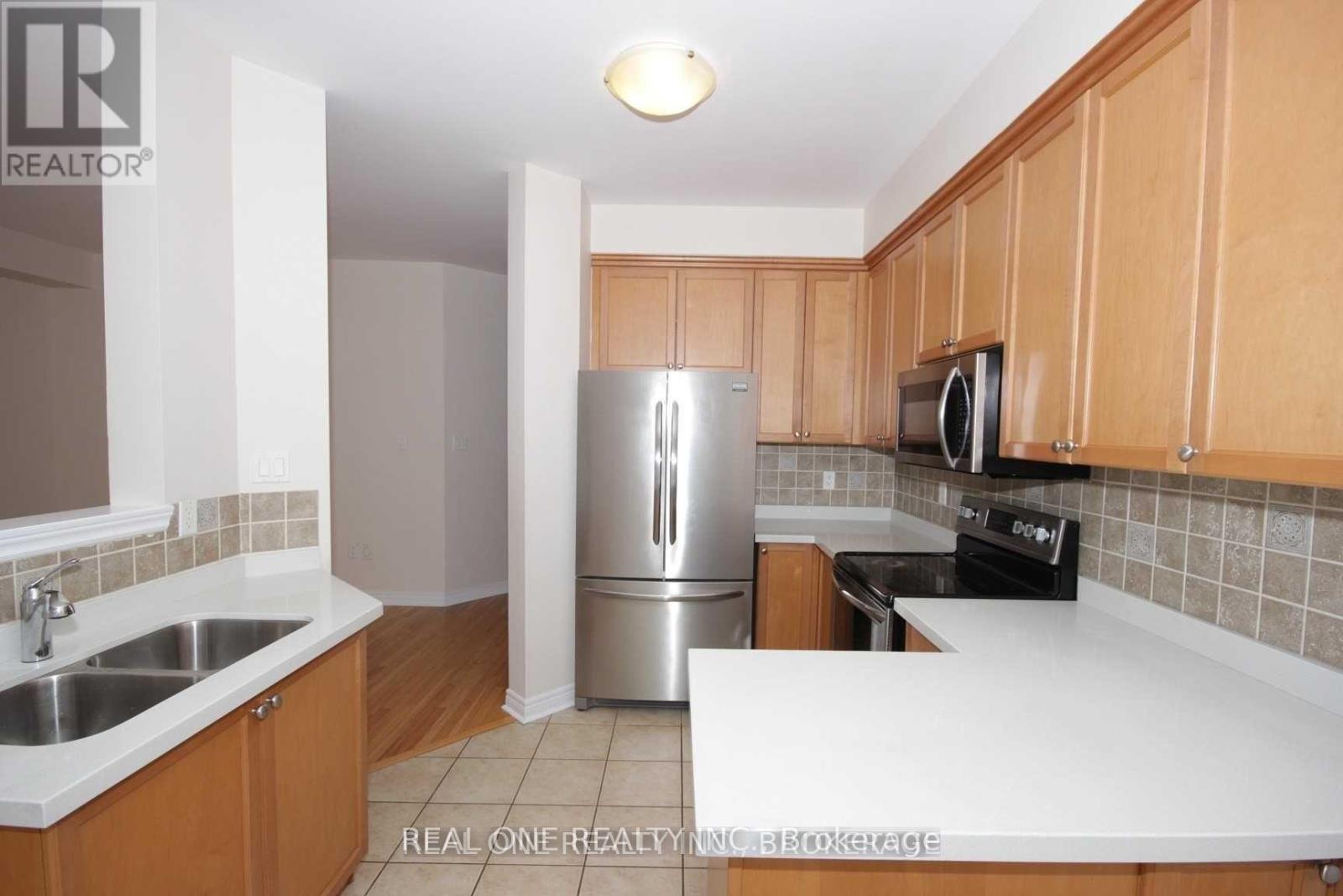 116 Mistywood Crescent, Vaughan, ON - Indoor Photo Showing Kitchen With Double Sink