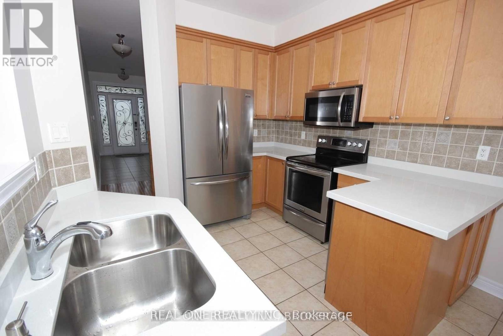 116 Mistywood Crescent, Vaughan, ON - Indoor Photo Showing Kitchen With Double Sink