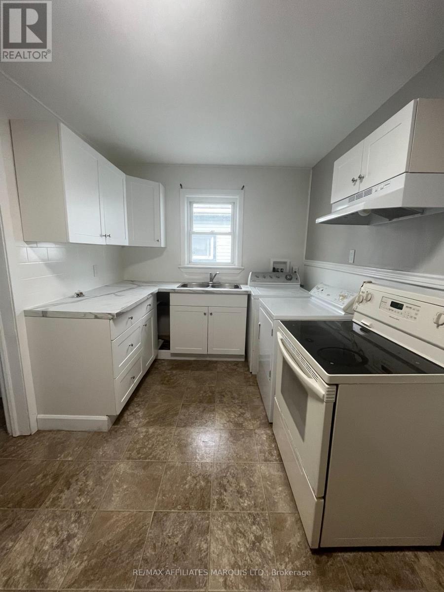 907 Second Street E, Cornwall, ON - Indoor Photo Showing Kitchen With Double Sink