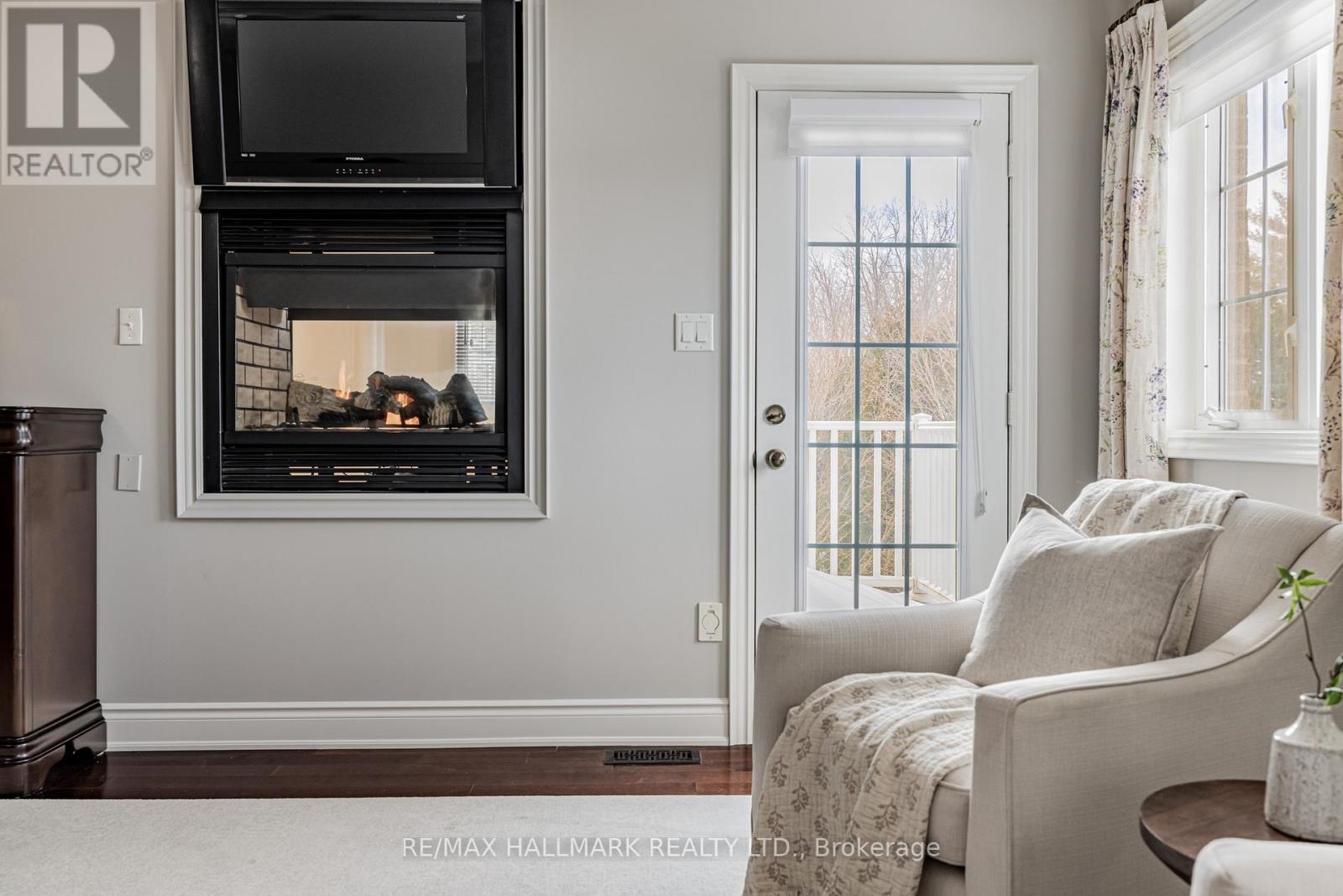 48 Stonecliffe Crescent, Aurora, ON - Indoor With Fireplace