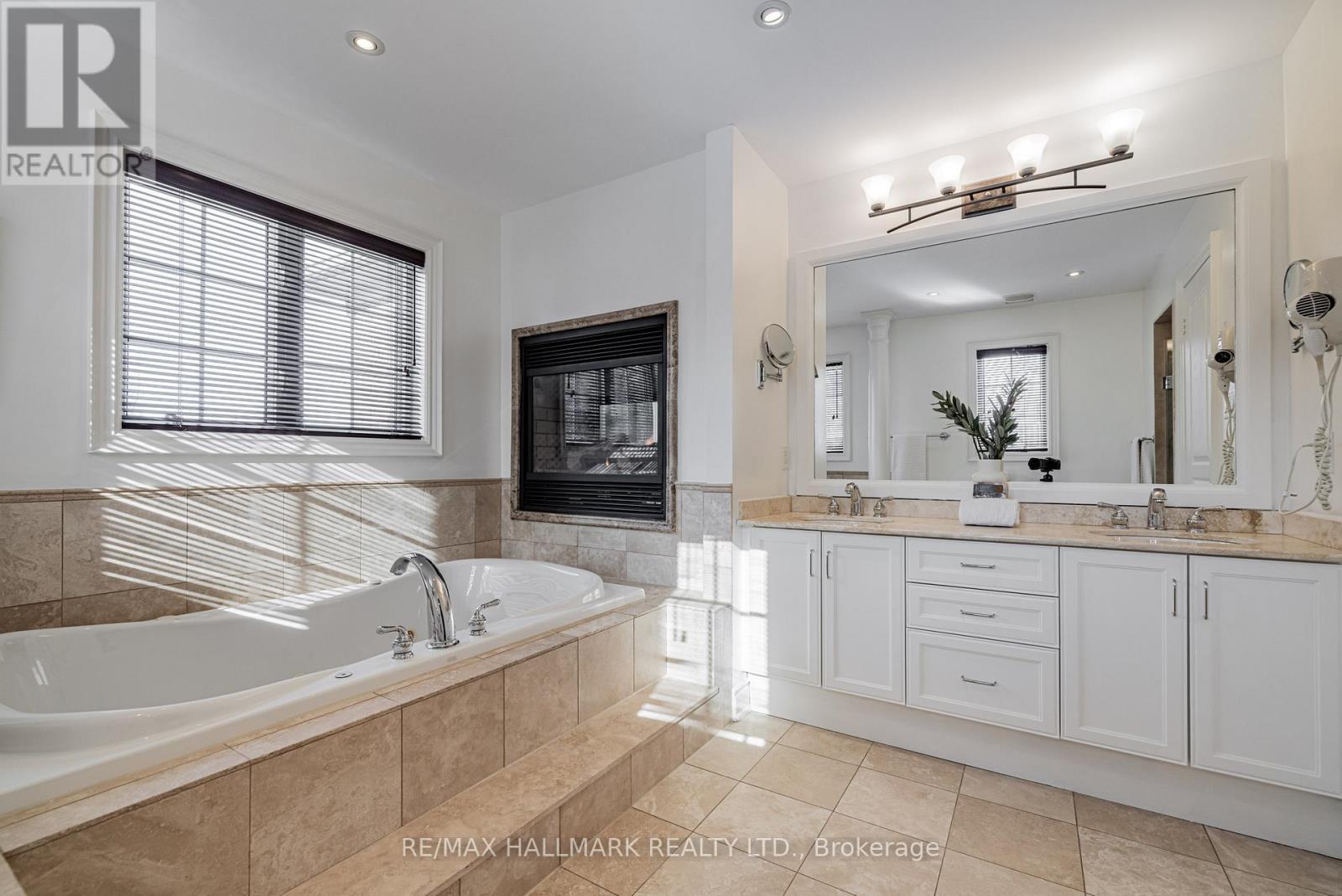 48 Stonecliffe Crescent, Aurora, ON - Indoor Photo Showing Bathroom