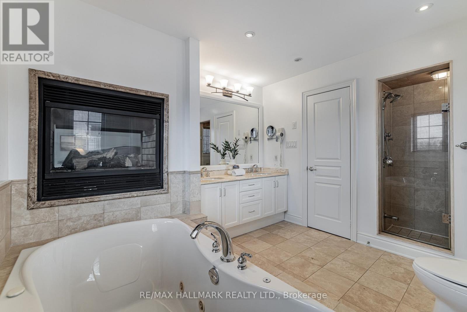 48 Stonecliffe Crescent, Aurora, ON - Indoor Photo Showing Bathroom