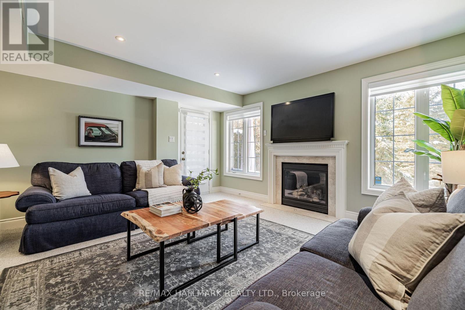 48 Stonecliffe Crescent, Aurora, ON - Indoor Photo Showing Living Room With Fireplace