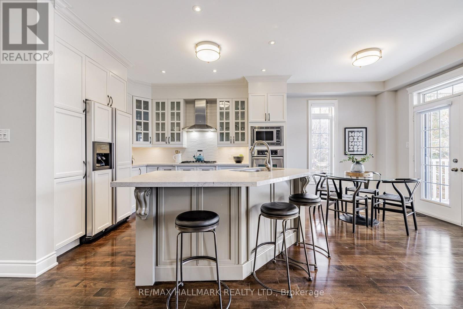 48 Stonecliffe Crescent, Aurora, ON - Indoor Photo Showing Kitchen With Upgraded Kitchen