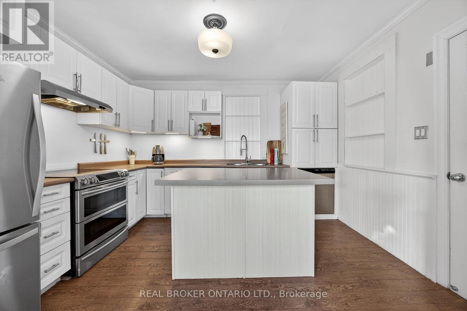 5520 County Road 90 Road, Springwater, ON - Indoor Photo Showing Kitchen With Upgraded Kitchen