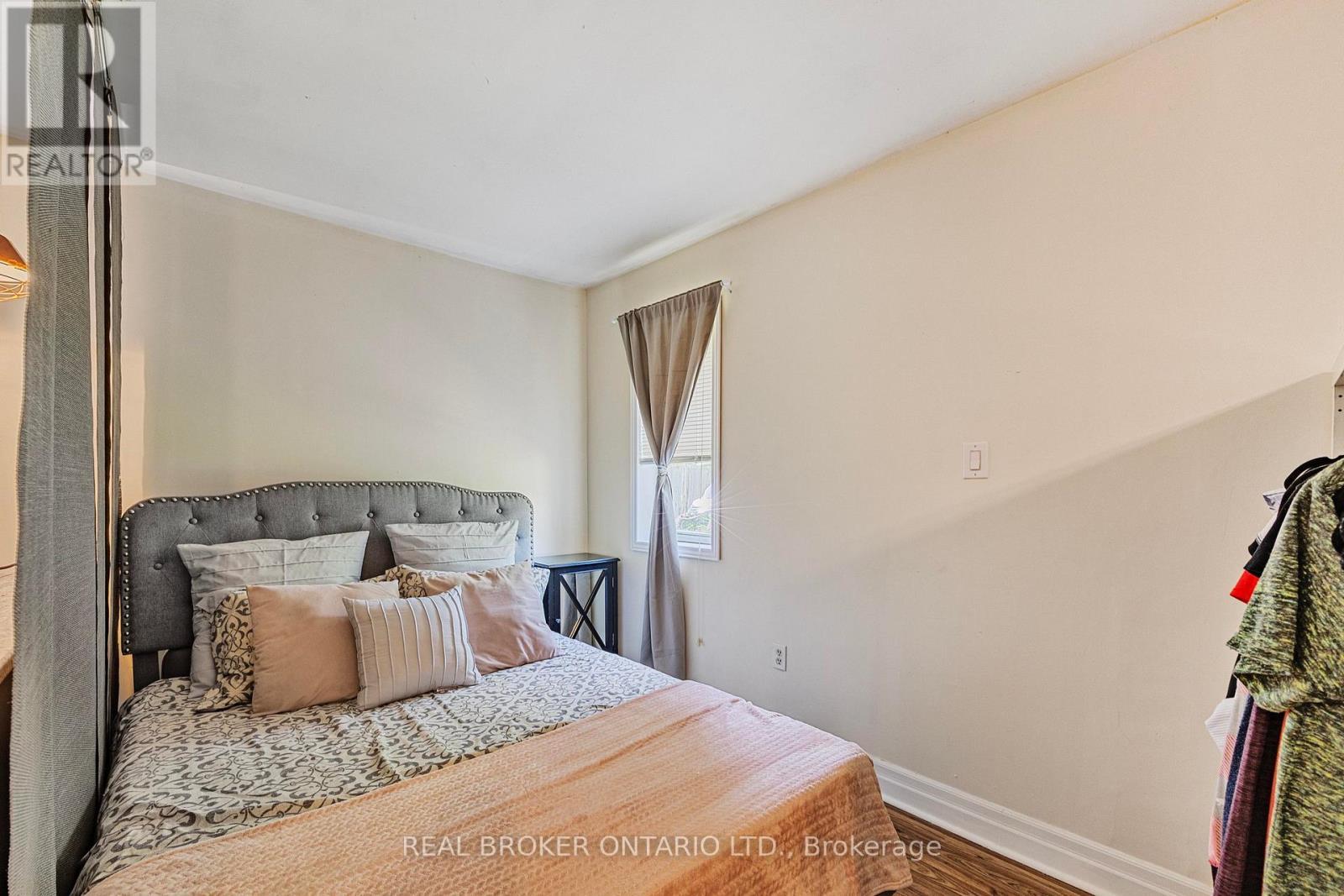 5520 County Road 90 Road, Springwater, ON - Indoor Photo Showing Bedroom