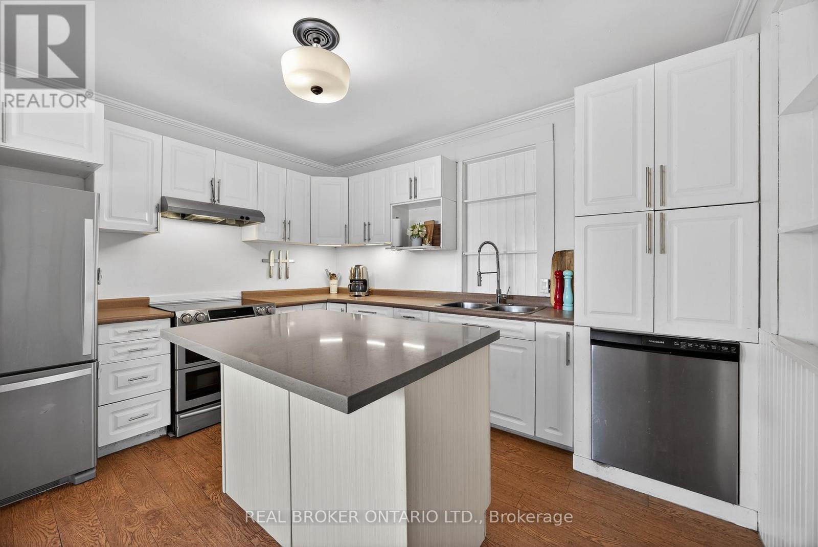 5520 County Road 90 Road, Springwater, ON - Indoor Photo Showing Kitchen With Double Sink With Upgraded Kitchen