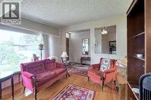 10212 8 Street Sw, Calgary, AB - Indoor Photo Showing Living Room