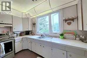 10212 8 Street Sw, Calgary, AB - Indoor Photo Showing Kitchen