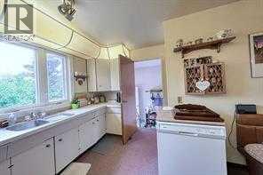 10212 8 Street Sw, Calgary, AB - Indoor Photo Showing Bathroom