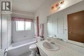 10212 8 Street Sw, Calgary, AB - Indoor Photo Showing Bathroom