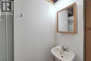 10212 8 Street Sw, Calgary, AB - Indoor Photo Showing Bathroom