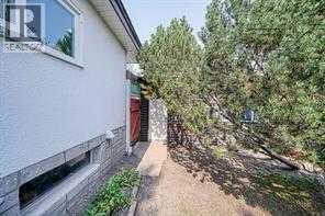 10212 8 Street Sw, Calgary, AB - Outdoor