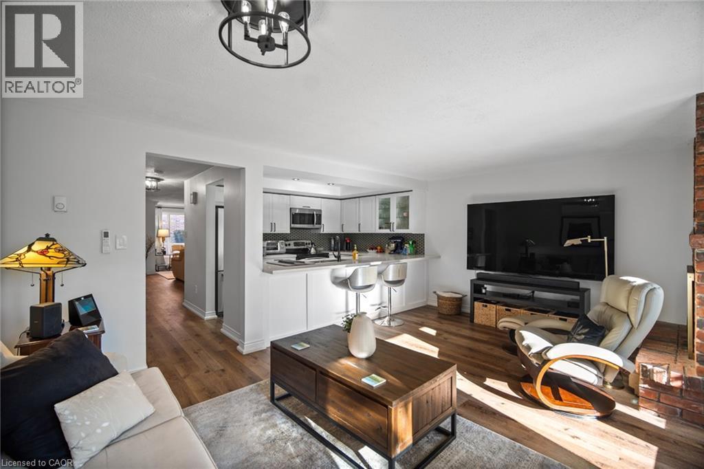 2058 Brant Street Unit# 3, Burlington, ON - Indoor Photo Showing Living Room