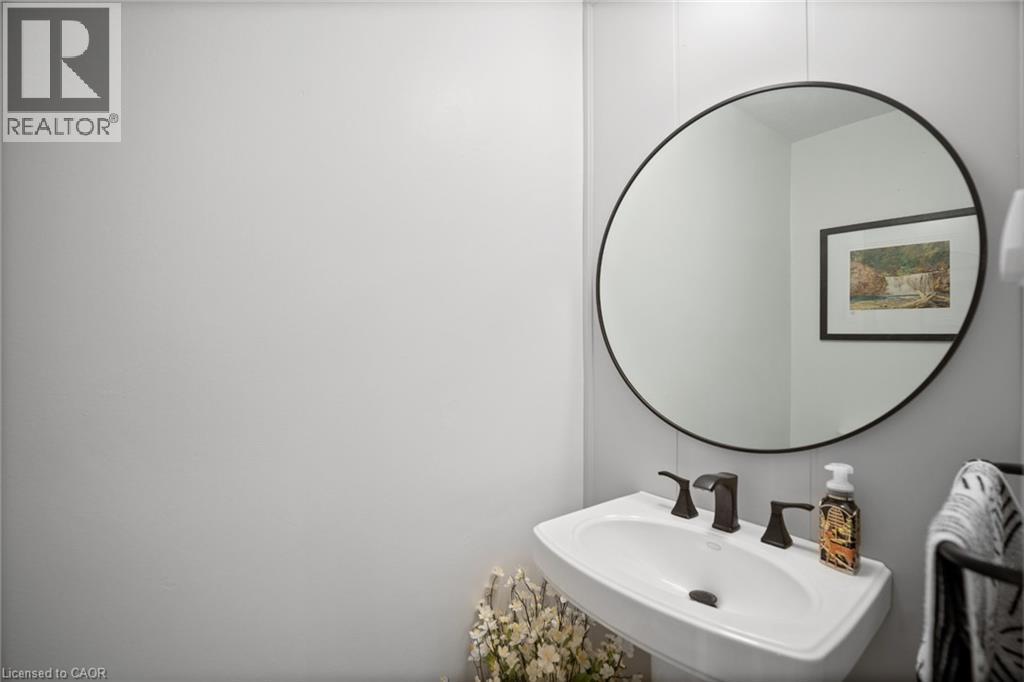 2058 Brant Street Unit# 3, Burlington, ON - Indoor Photo Showing Bathroom