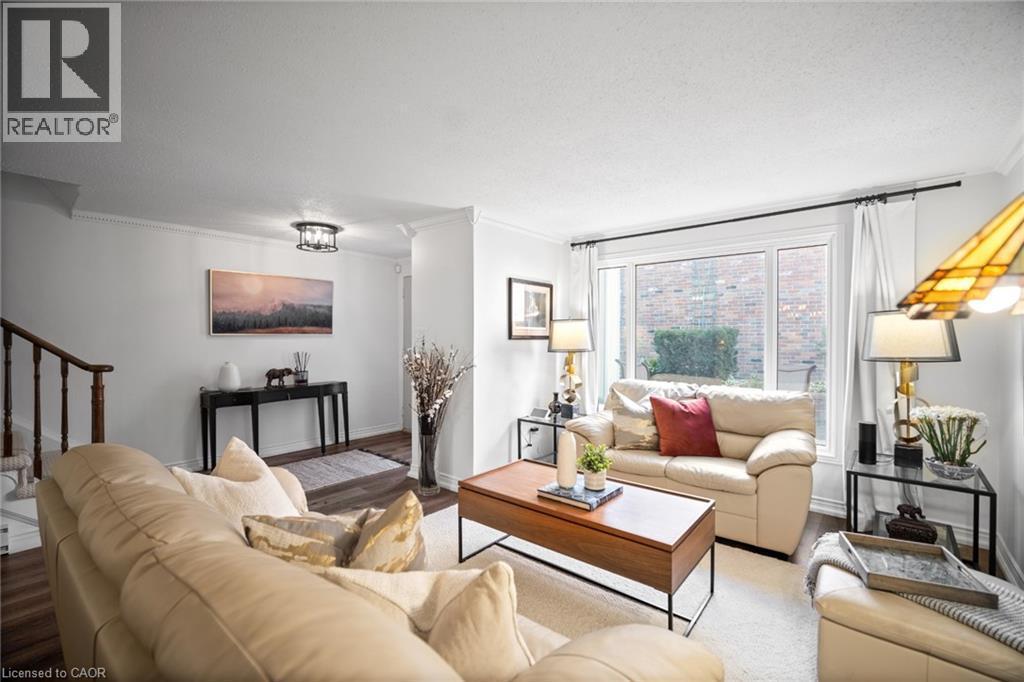 2058 Brant Street Unit# 3, Burlington, ON - Indoor Photo Showing Living Room