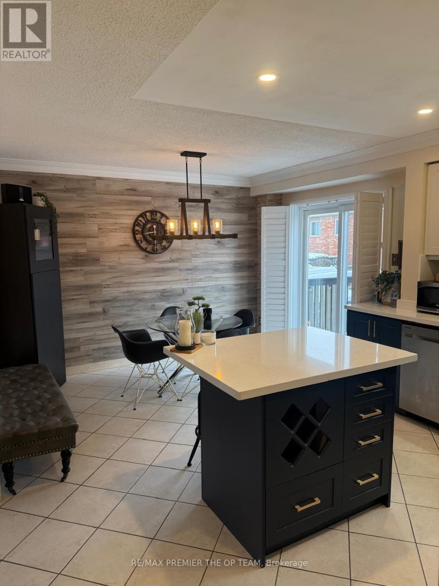 28 Kelso Crescent, Vaughan, ON - Indoor Photo Showing Kitchen