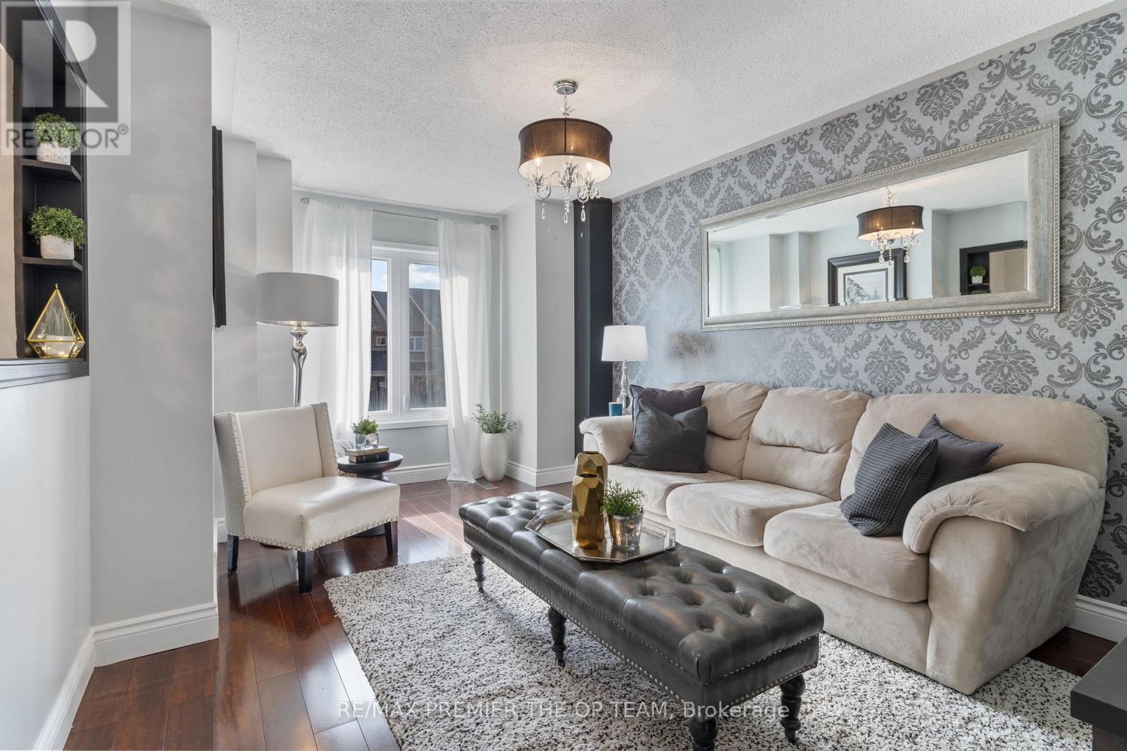 28 Kelso Crescent, Vaughan, ON - Indoor Photo Showing Living Room