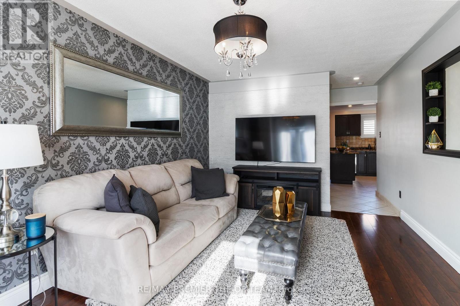 28 Kelso Crescent, Vaughan, ON - Indoor Photo Showing Living Room