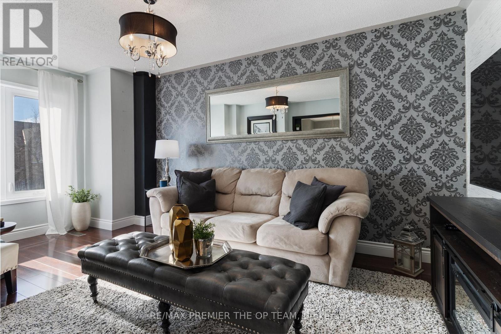 28 Kelso Crescent, Vaughan, ON - Indoor Photo Showing Living Room
