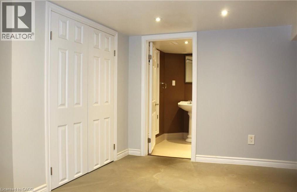 29 Oxford Street, Hamilton, ON - Indoor Photo Showing Other Room