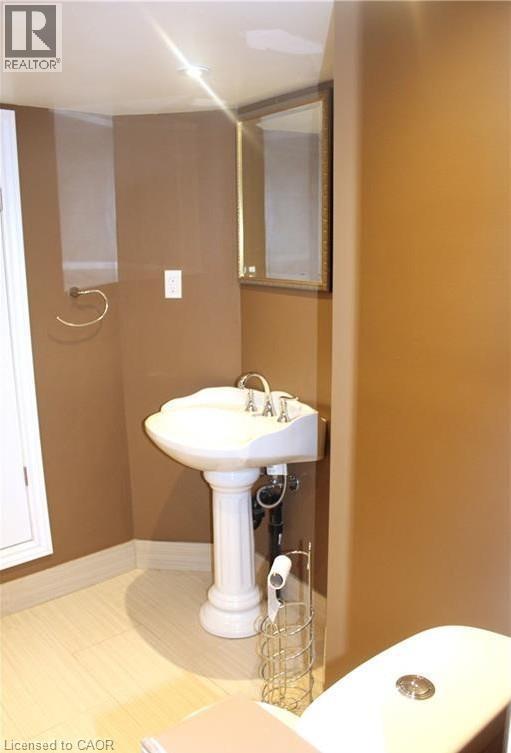 29 Oxford Street, Hamilton, ON - Indoor Photo Showing Bathroom