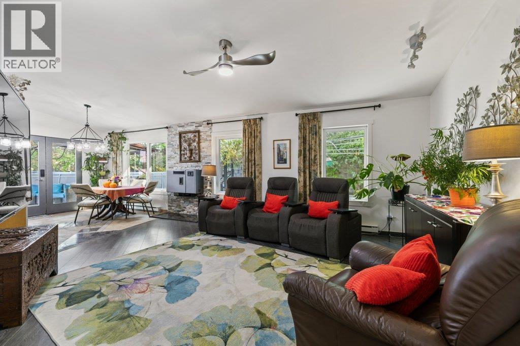 Large livingroom area in main house. - 2245 Bennett Road, Kelowna, BC - Indoor Photo Showing Living Room