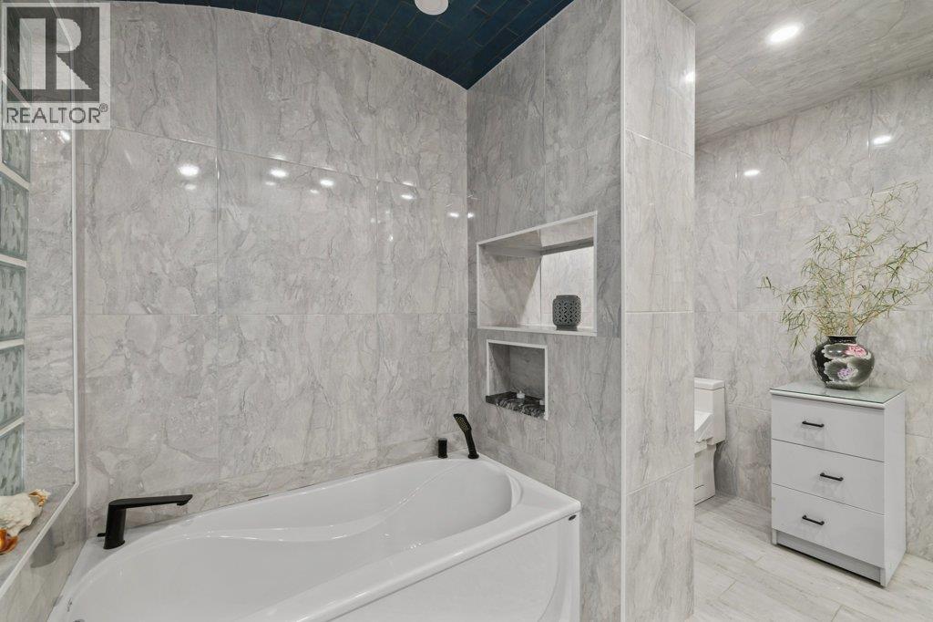 Private soaker tub in master. - 2245 Bennett Road, Kelowna, BC - Indoor Photo Showing Bathroom