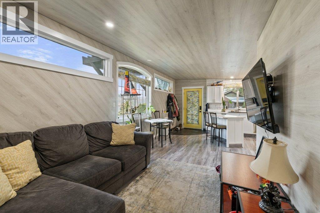 2245 Bennett Road, Kelowna, BC - Indoor Photo Showing Living Room