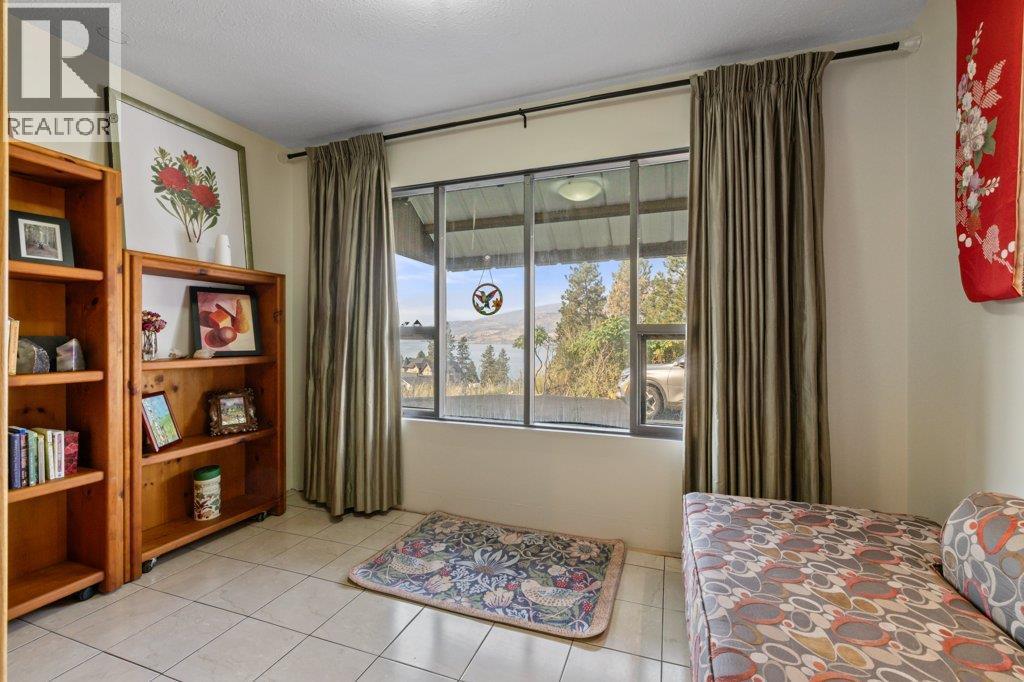 Office/sitting area. - 2245 Bennett Road, Kelowna, BC - Indoor Photo Showing Bedroom