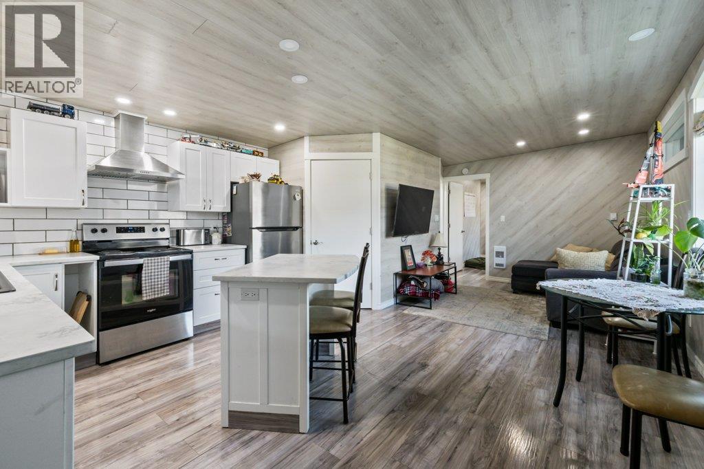 2245 Bennett Road, Kelowna, BC - Indoor Photo Showing Kitchen With Upgraded Kitchen