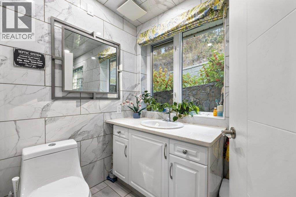 2245 Bennett Road, Kelowna, BC - Indoor Photo Showing Bathroom