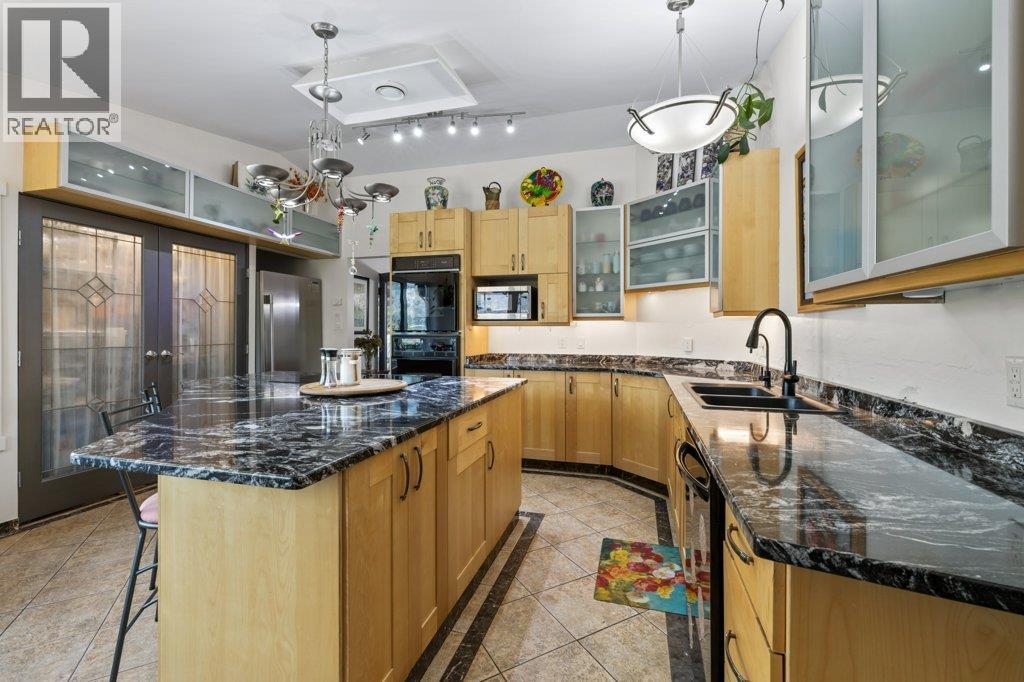 2245 Bennett Road, Kelowna, BC - Indoor Photo Showing Kitchen With Double Sink With Upgraded Kitchen