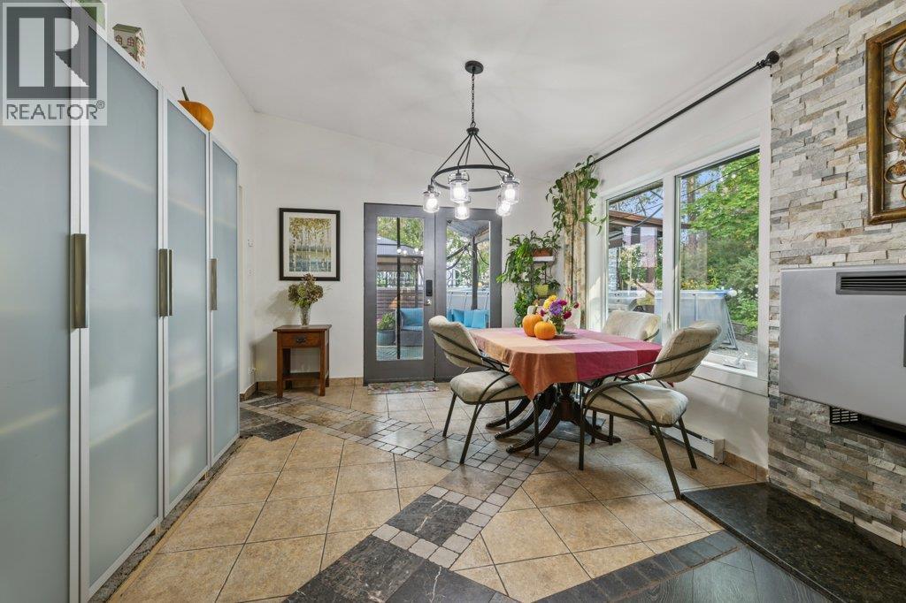 2245 Bennett Road, Kelowna, BC - Indoor Photo Showing Dining Room