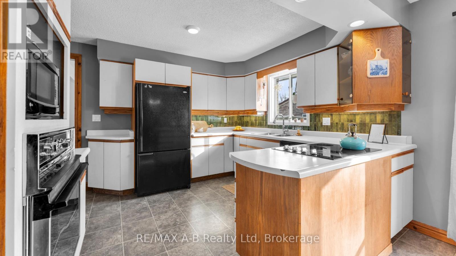 184 Henry Street, West Perth (Mitchell), ON - Indoor Photo Showing Kitchen With Double Sink