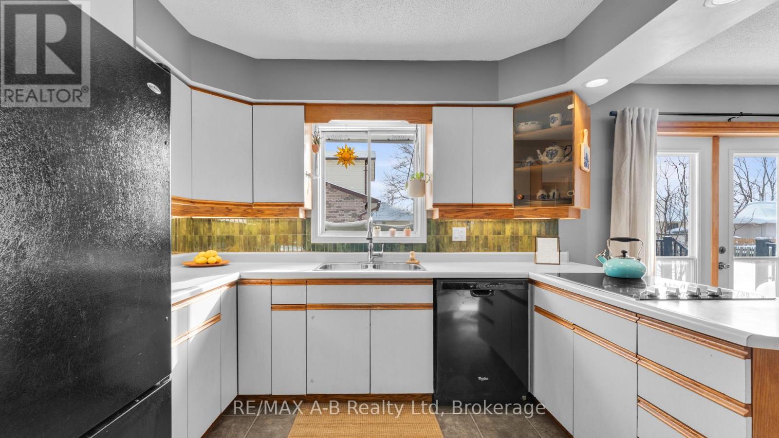184 Henry Street, West Perth (Mitchell), ON - Indoor Photo Showing Kitchen With Double Sink